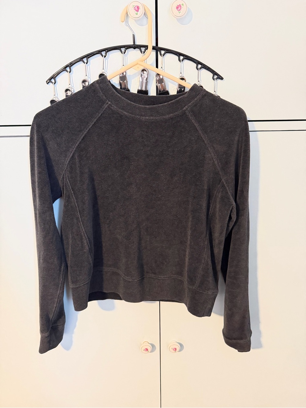 Women’s Cozy Black Crewneck Pullover Sweatshirt
